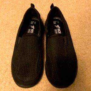 Extremely comfortable black workout shoes. Size 7